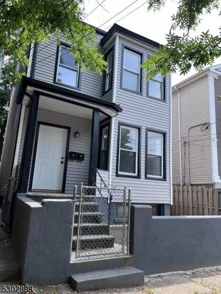Primary Photo - 80 Keen St