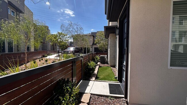 Foto del edificio - Gorgeous brand new townhome in 3Roots! End...
