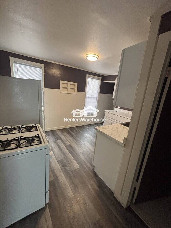 Building Photo - Available Now 3 Bedroom 1 Bath Duplex in Minneapolis