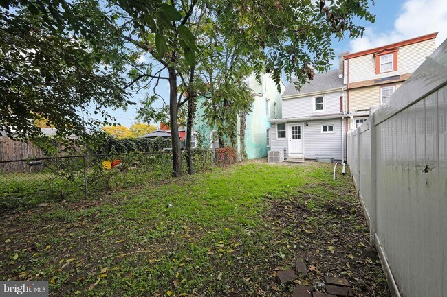Building Photo - 216 Somerset St