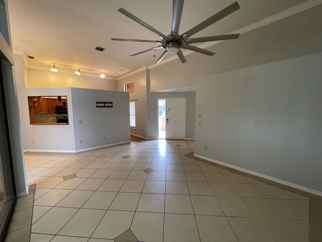 Building Photo - Spacious & Bright Lakeside with Private Ba...