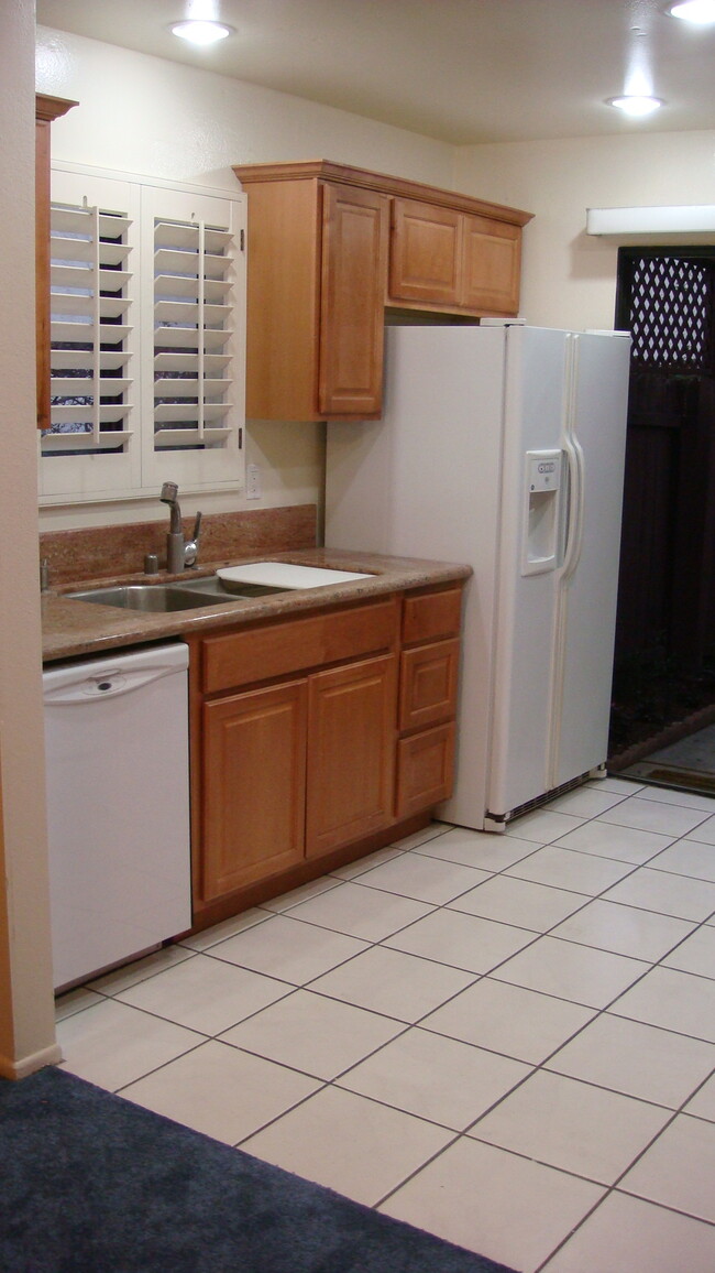 Kitchen (now has hardwood laminate flooring) - 2870 N Cottonwood St