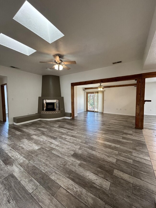 Foto del edificio - 6101 Equestrian Dr NW