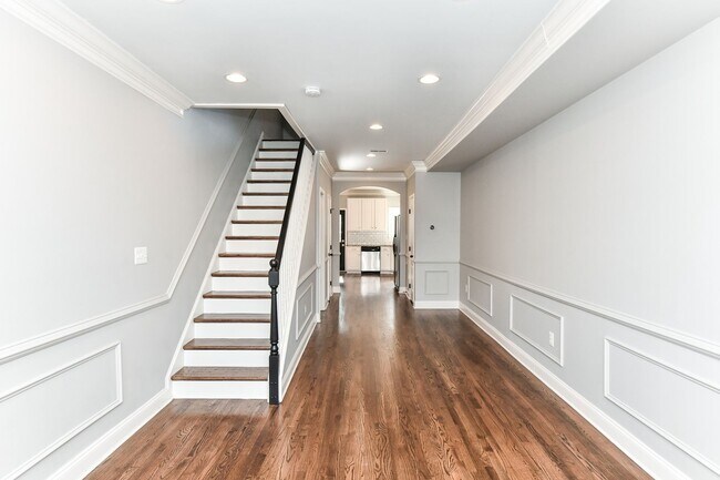 Building Photo - Beautiful 3 Bedroom Abode Just Off of the ...