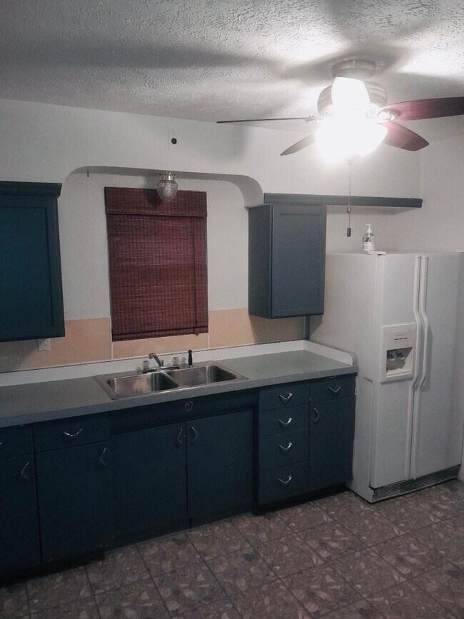 Building Photo - 919 School St