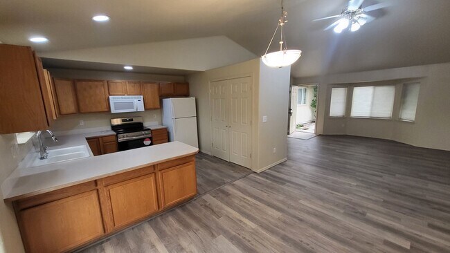 Building Photo - 3 bed 2 bath-Fence Yard- RV Parking