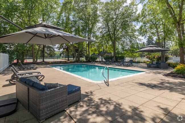 Piscina y jacuzzi - Whispering Winds of Rochester Hills