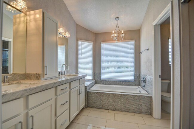 Foto del edificio - Offering 3 spacious bedrooms, 2.5 baths, l...