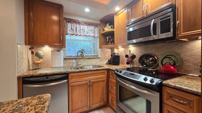 Building Photo - 1161 Hillsboro Mile