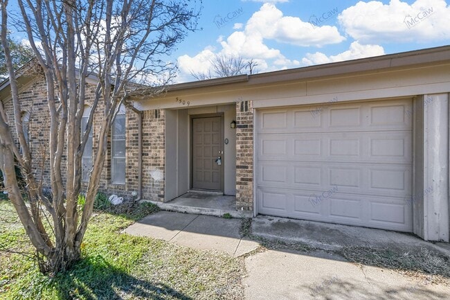 Building Photo - Wonderful 3/2 in Fort Worth! **MOVE-IN SPE...