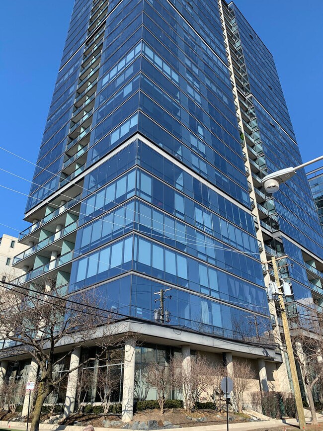 Building Photo - 860 W Blackhawk St