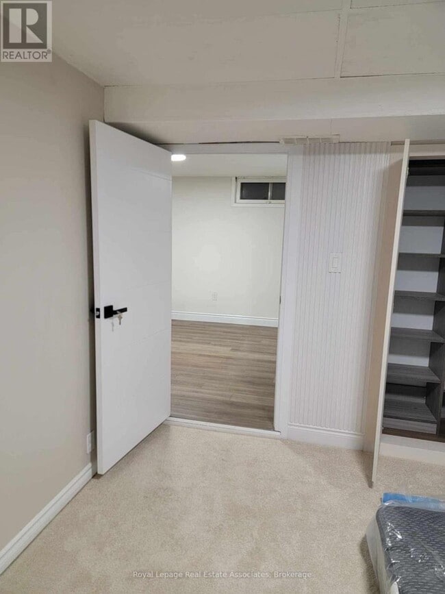 Building Photo - 86 Overlea Crescent