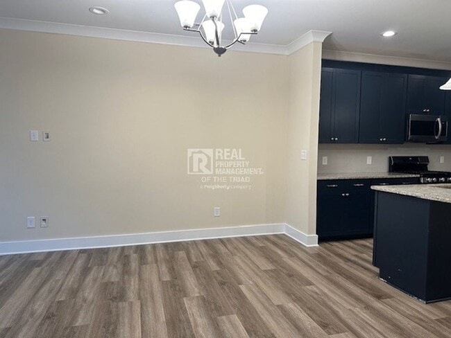Building Photo - Amazing End Unit Townhome in Welden Villag...