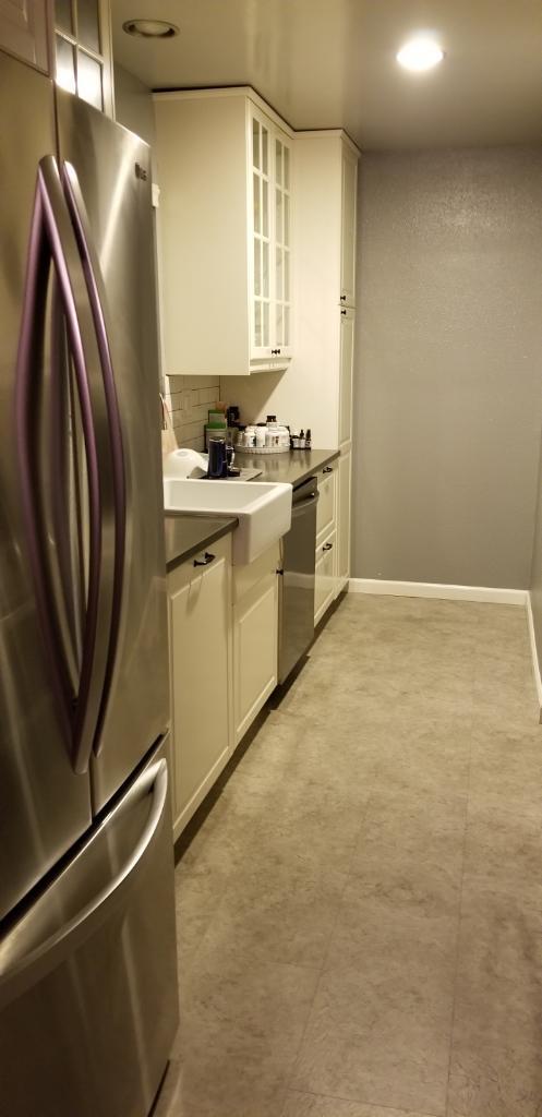 left side of kitchen with window looking out on walkway - 8400 De Longpre Ave