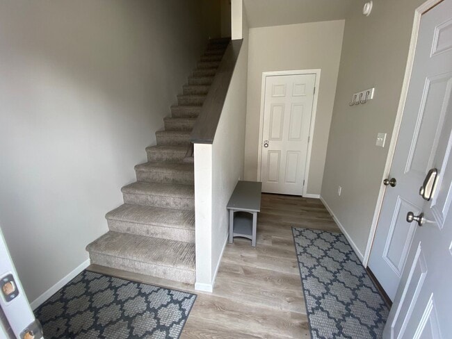 Building Photo - 3 bdrm/2 bath townhomes - MOVE IN READY!