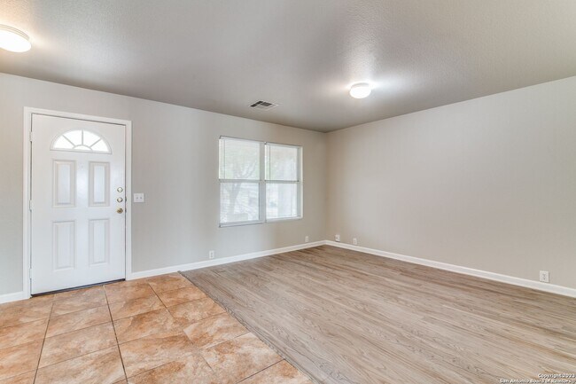 Foto del edificio - Stylish & Spacious 4-Bedroom Home
