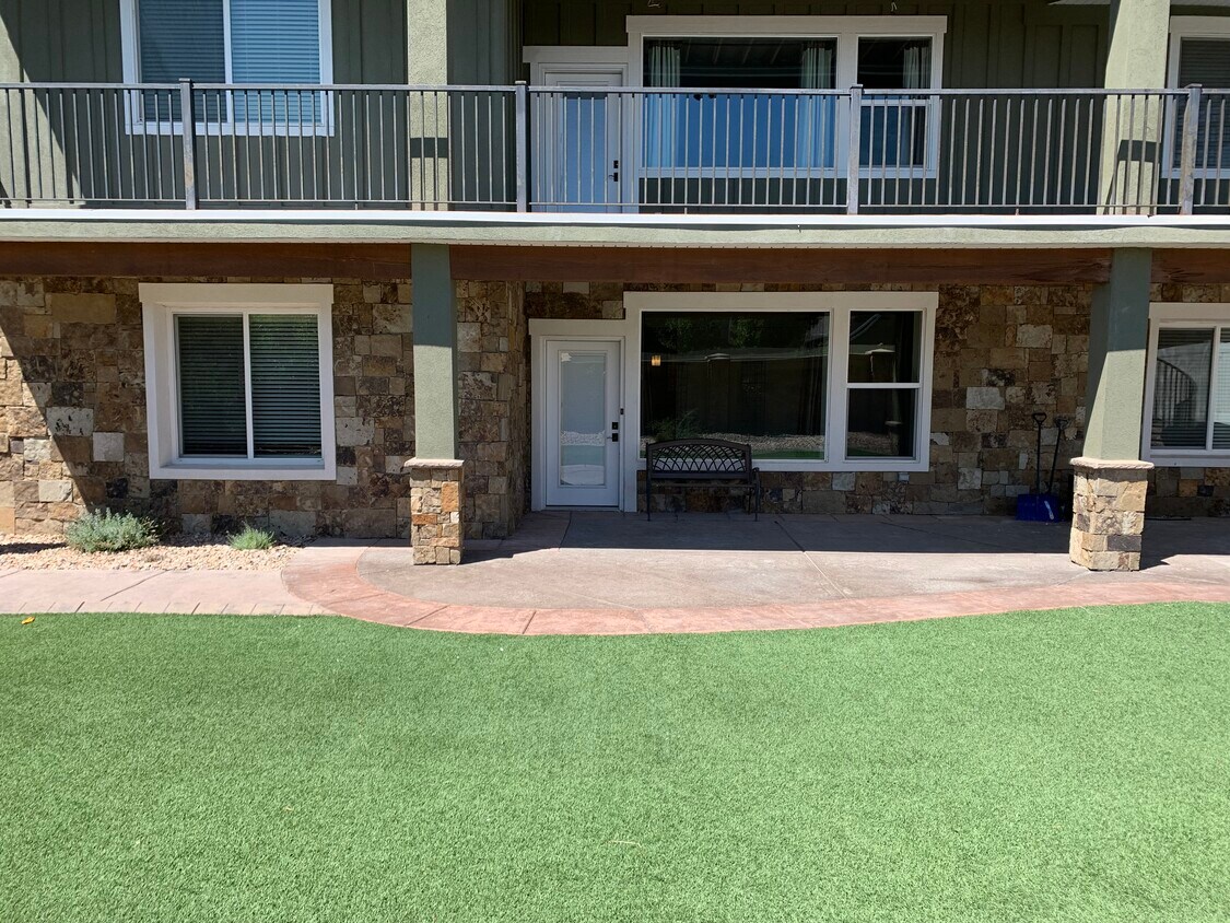 Entry and Patio - 11093 S Hampton Way