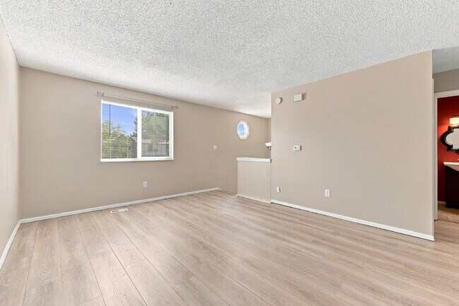 Foto del edificio - $1,895.95 3-bed, 1.5-bathroom located in Colorado Springs with a washer and dryer.