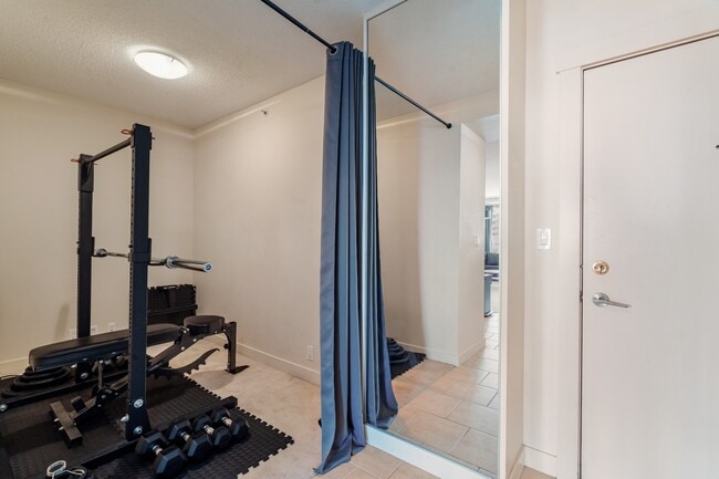 Building Photo - Bright One-Bedroom Condo with In-Suite Lau...
