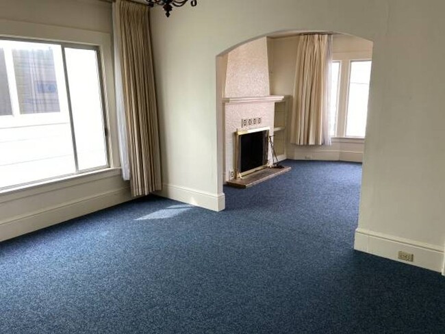 Foto del edificio - Portola District 4 bedroom / 2 bath house ...