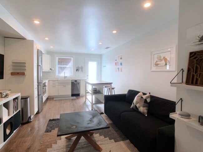Foto del edificio - Beautifully Remodeled Unfurnished Unit in ...