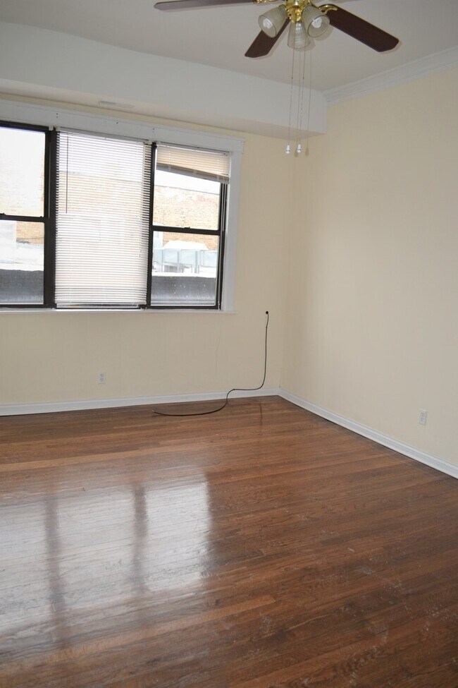 Building Photo - 3257 W Montrose Ave