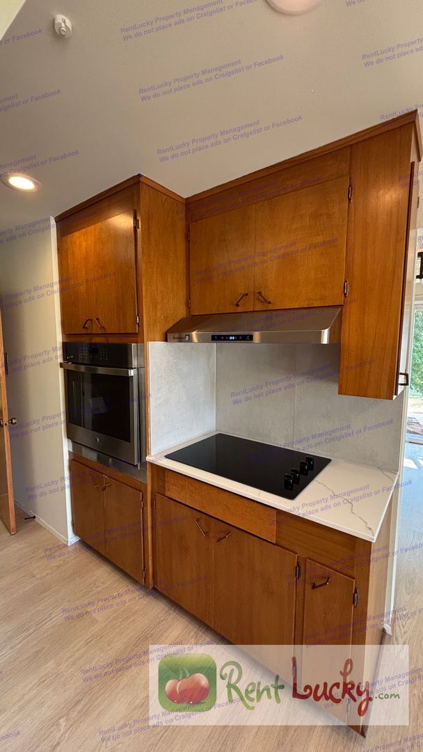 Foto del edificio - HUGE & UPDATED 3-Bedroom Home with A/C on Large Lot in Normandy Park!