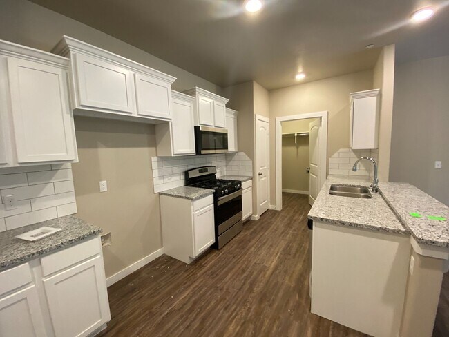 Foto del edificio - 3 bedroom 2 bath 2 car duplex available in Bethany!