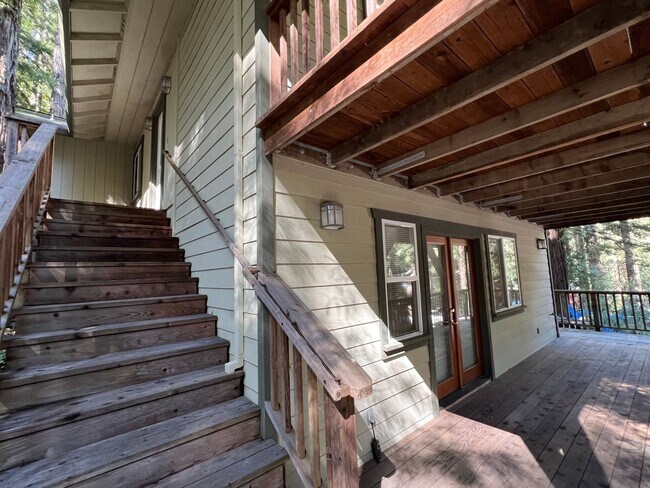 Foto del edificio - 2,280 Square Foot modern Three bedroom two bath multi  level home, large yard, decks, cathedral c...