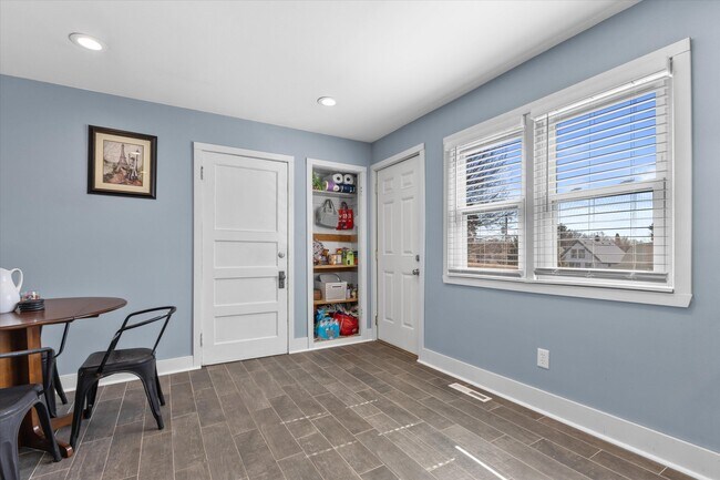 Foto del edificio - 311 E Rosedale Ave