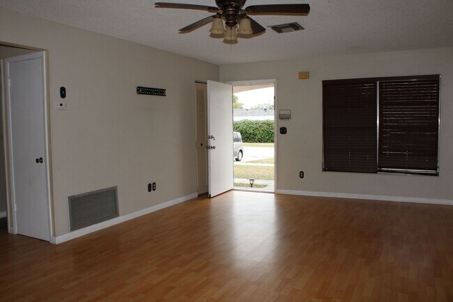 Foto del edificio - A charming 2-bedroom, 2-bathroom home located in the vibrant community of Spring Hill