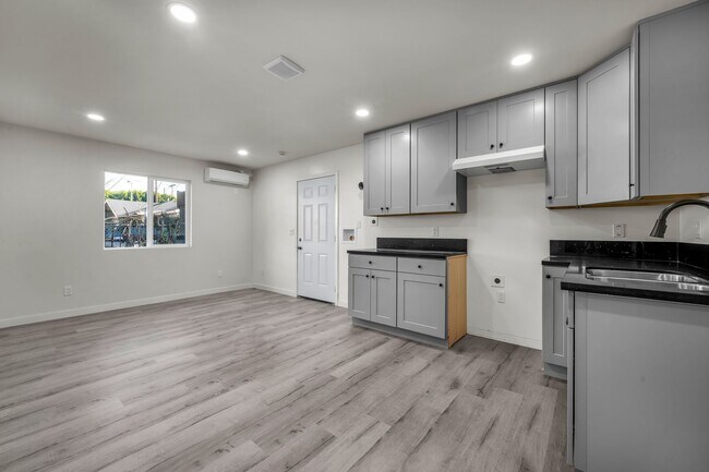 Foto del edificio - 5842-5840 Denver Ave
