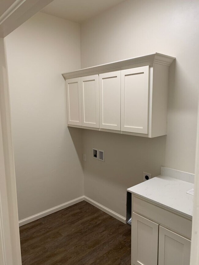 Building Photo - 3 bedroom, 2.5 bathroom, 2 car garage Gate...