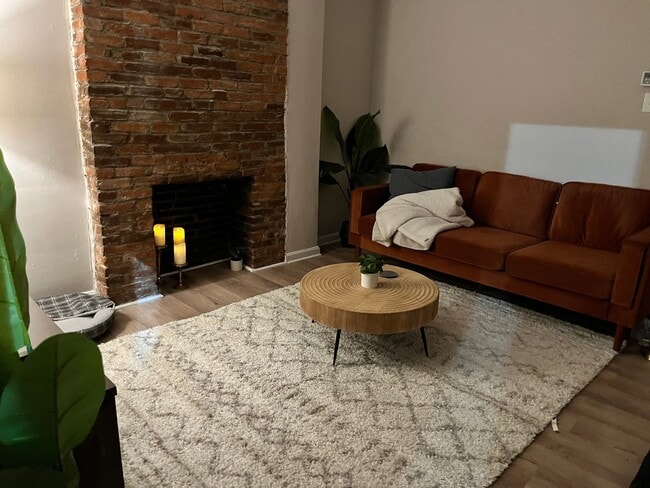 Building Photo - 2BR/1BA Townhouse in Central Northside! September 1 Move in!