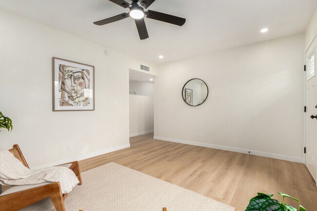 Foto del edificio - Fully Remodeled 4-Bedroom Home in Prime Gi...