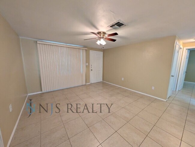 Foto del edificio - Welcoming 2bed/1.5bath home: 1080sqft, tile throughout, upgraded kitchen/bath & BONUS room!