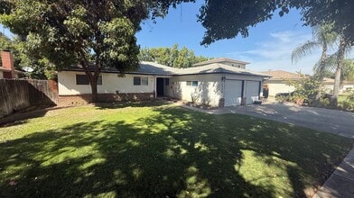 Building Photo - 4829 E Santa Ana Ave