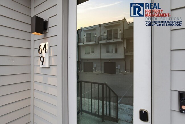 Building Photo - Lovely 2BR/1.5BA end unit condo 5 mins from Downtown Nashville, washer/dryer included!