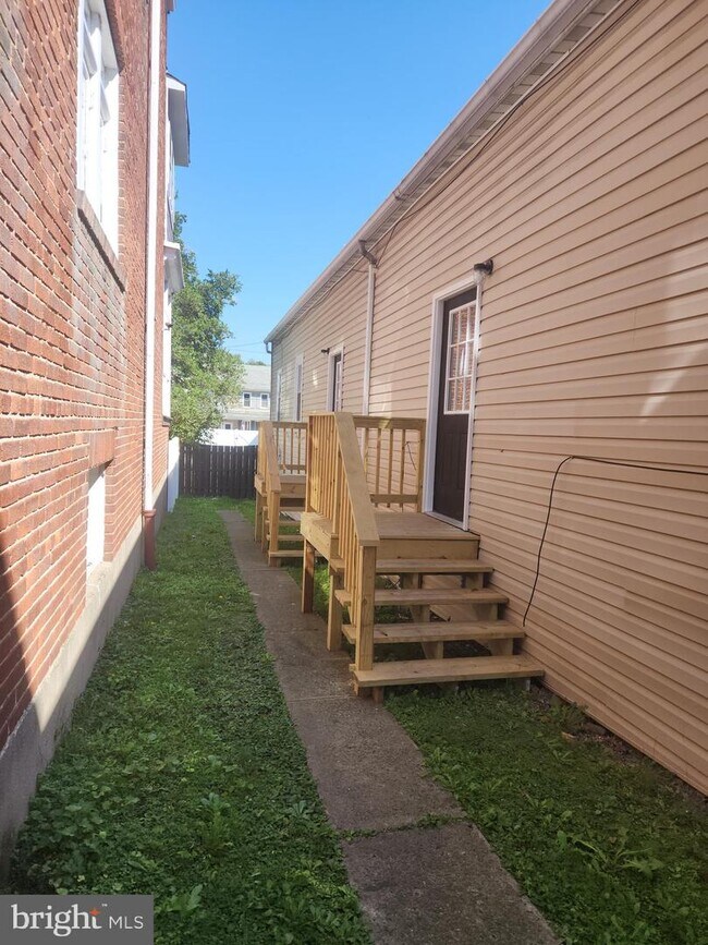 Building Photo - 118 Sunbury St