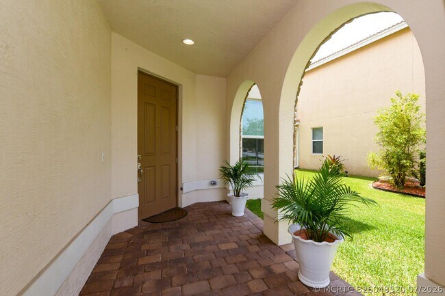 Building Photo - 713 NW Leonardo Cir
