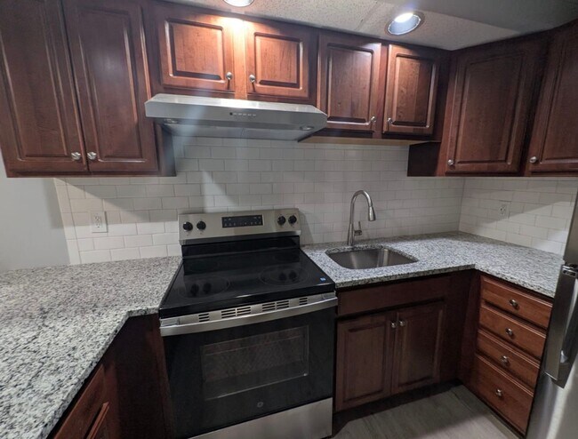 Foto del edificio - Renovated 1-Bedroom Apartment in Troy – Pe...