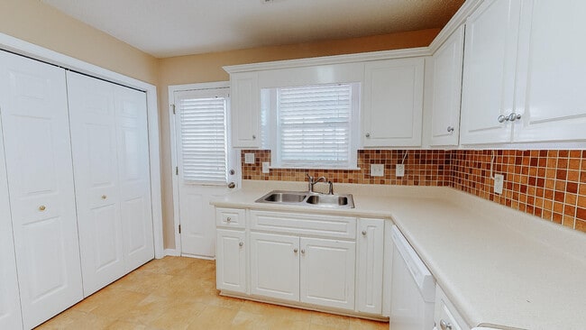 Foto del edificio - 101 Queens Ct