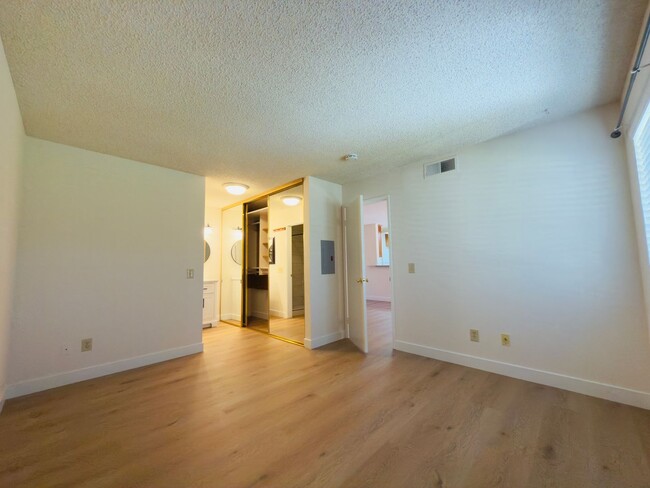 Building Photo - Charming 1 Bedroom Condo in Stoney Brook