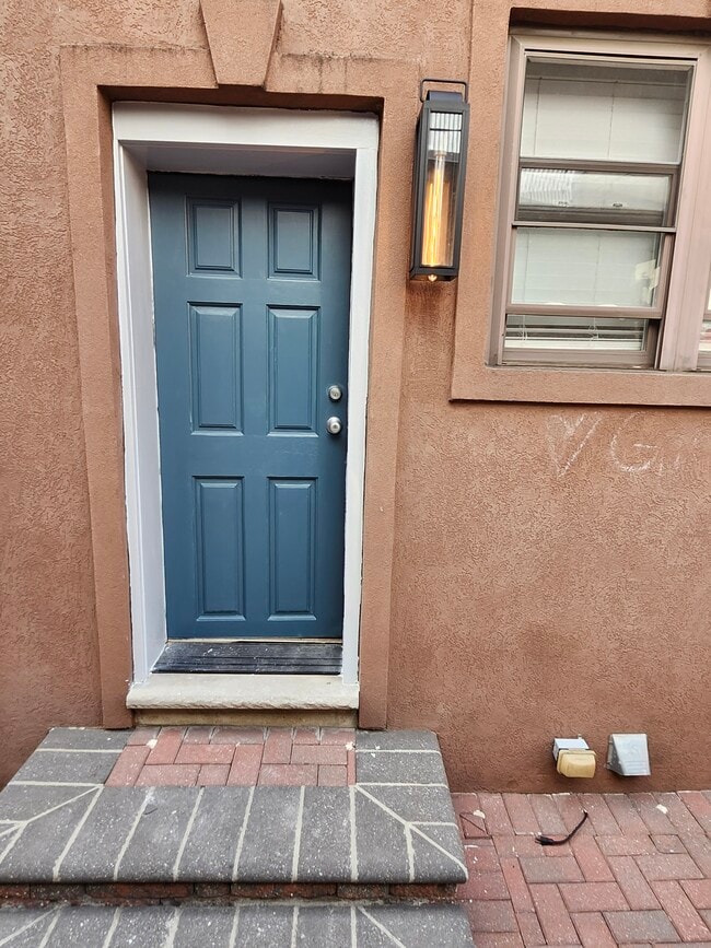 Building Photo - 733 Carpenter St
