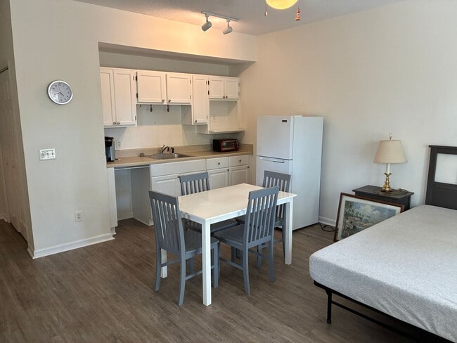Building Photo - St. James Studio (lockout) Unit - Long Ter...