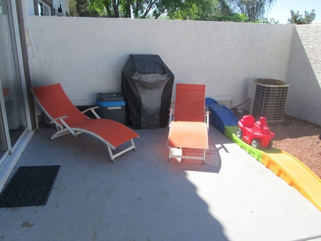 Building Photo - 3 bedroom Townhome in Green Valley availble June 1