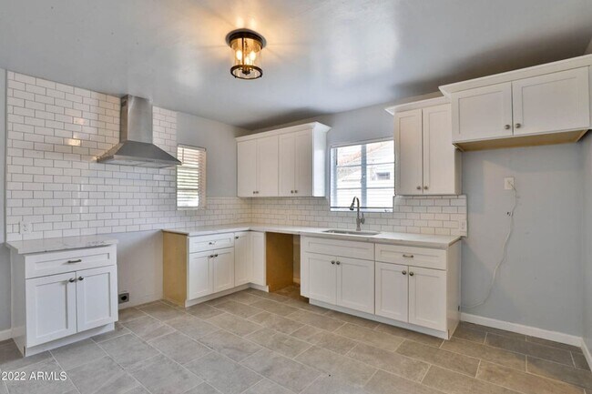 Building Photo - Updated 3 bedroom 2 full bathroom in Sun City