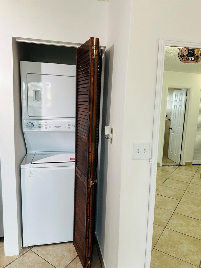 Building Photo - 10046 Winding Lake Rd