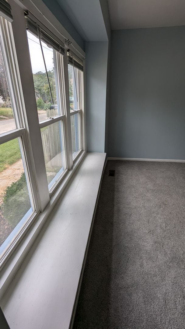 Building Photo - 2-bedroom home close to shopping and transit