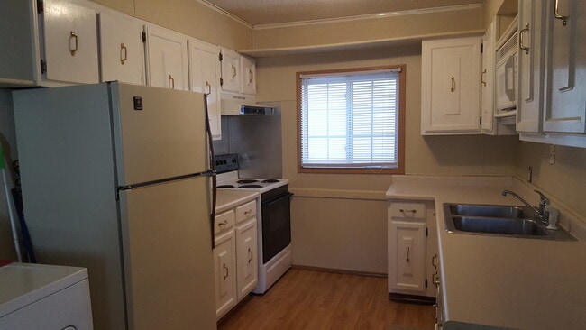 Foto del edificio - COZY & QUAINT 2 BD, 1 BA HOUSE WITH WALK O...